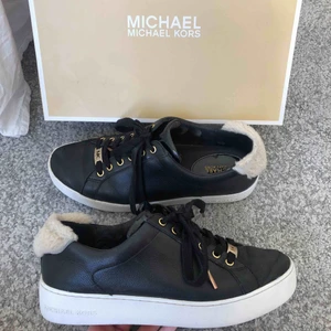  - Säljer mina michael kors skor i storlek 39. Väldigt sparsamt använda därav i fint skick. Kan fraktas för 60kr! 