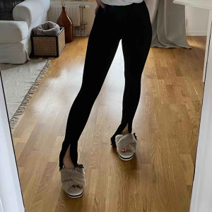  - Byxor med slits från Zara. Använda 1 gång. Nyskick⚡️