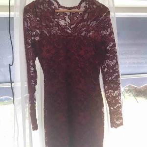  - Vinröd kort spetsklänning, aldrig använd🌸
