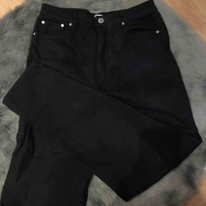  - Svarta boyfriend jeans från Zara. Jätte fin passform och super sköna.