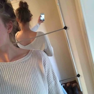  - Tröja i ljusgrå med v-ringning i ryggen! Perfekt till sommarkvällar. Från na-kd