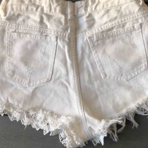  - Vita helt nya (!!) shorts. Vet ej vart dom är köpa då min mamma köpte med dom från Spanien!  !!! Köparen står för frakt !!!
