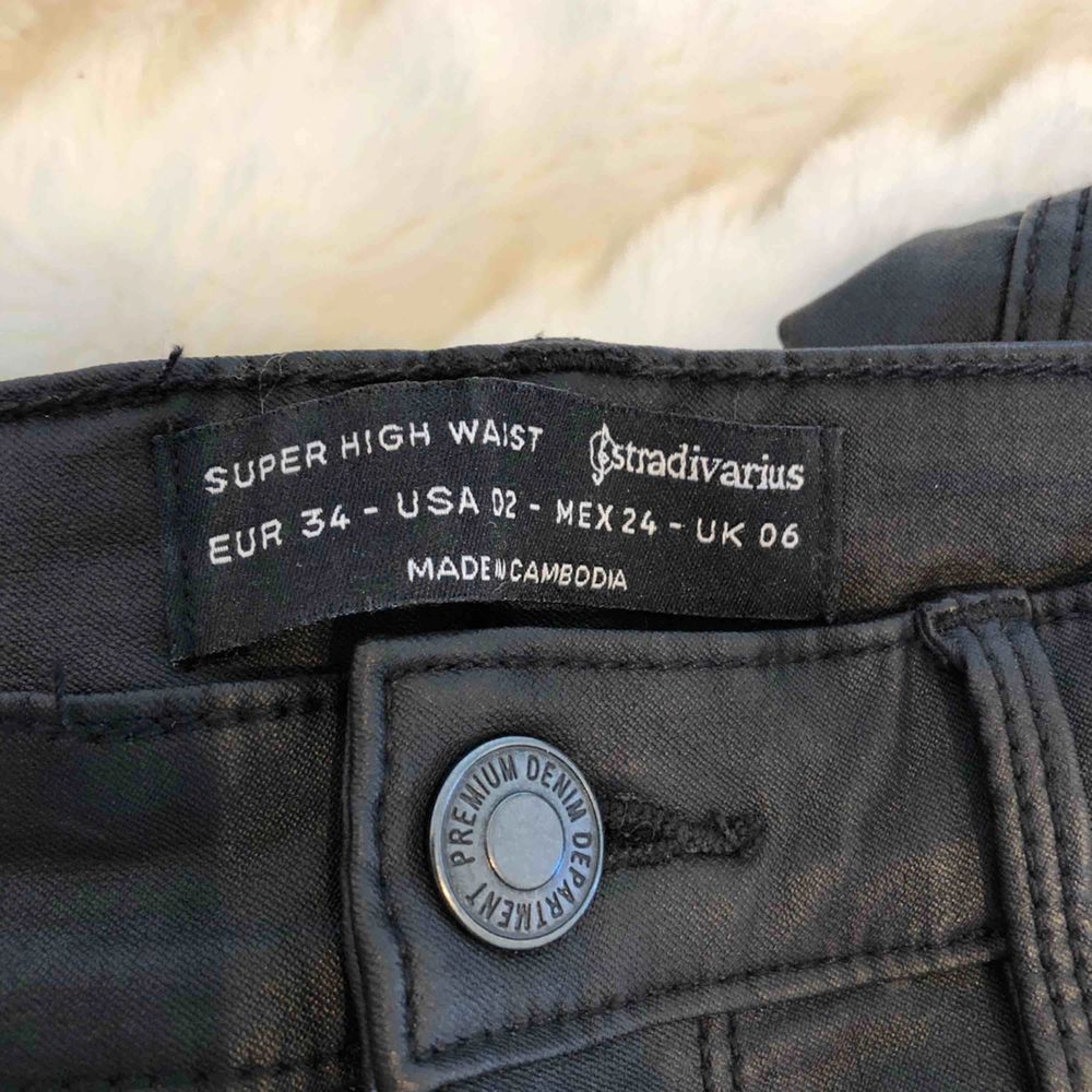 Skinnbyxor som är högmidjade med mörkgrå knapp. 2 fickor bak till. Använda typ 1 gång! Märket är oklart då dom är köpta utomlands . Jeans & Byxor.
