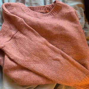  - Vanlig rosa stickad tröja, knappt använd