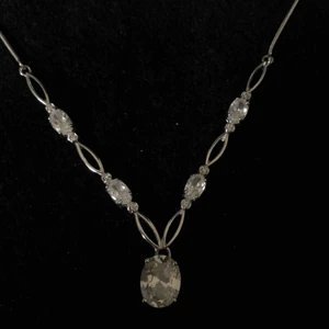  - Jag säljer mitt halsband och armband som är i äkta silver, köpt på albrekts guld för ca 2000kr. Armbandets fäste har gått av men de kan sättas på igen. Kan mötas upp eller kan de fraktas men köparen står för frakten. 