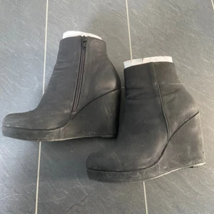  - Knappt använda klackskor med kilklack från Bianco. Storlek 36. Lite smutsiga med putsas givetvis upp lite bättre vid köp. Går att skicka men frakt ingår ej. 