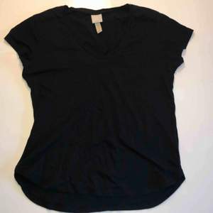 Fin basic svart t-shirt med v-ringning💕 Köparen så för frakt 