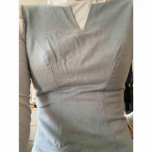  - Svinsnygg jeansklänning med snygga detaljer 🌟 Dragkedja bak som går att öppna hela vägen. Helfodrad inuti. Bra kvalite. Egendesignad och skräddarsydd.  