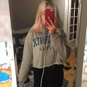  - Cool hoodie med trycket ”phoenix” från bikbok skicket är bra💛💛