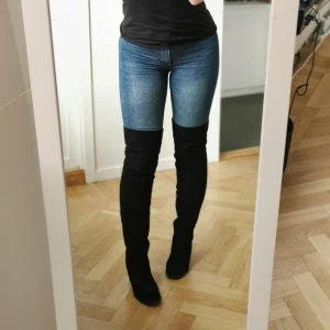 Overknee boots 36 - Sparsamt använda, dragkedja vid anklarna och slits baktill på låret! Bekväm höjd på klackarna, fungerar super till vardags men passar inte min stil. Köparen står för frakt eller möts upp i centrala gbg! Hör av er om ni har frågor!