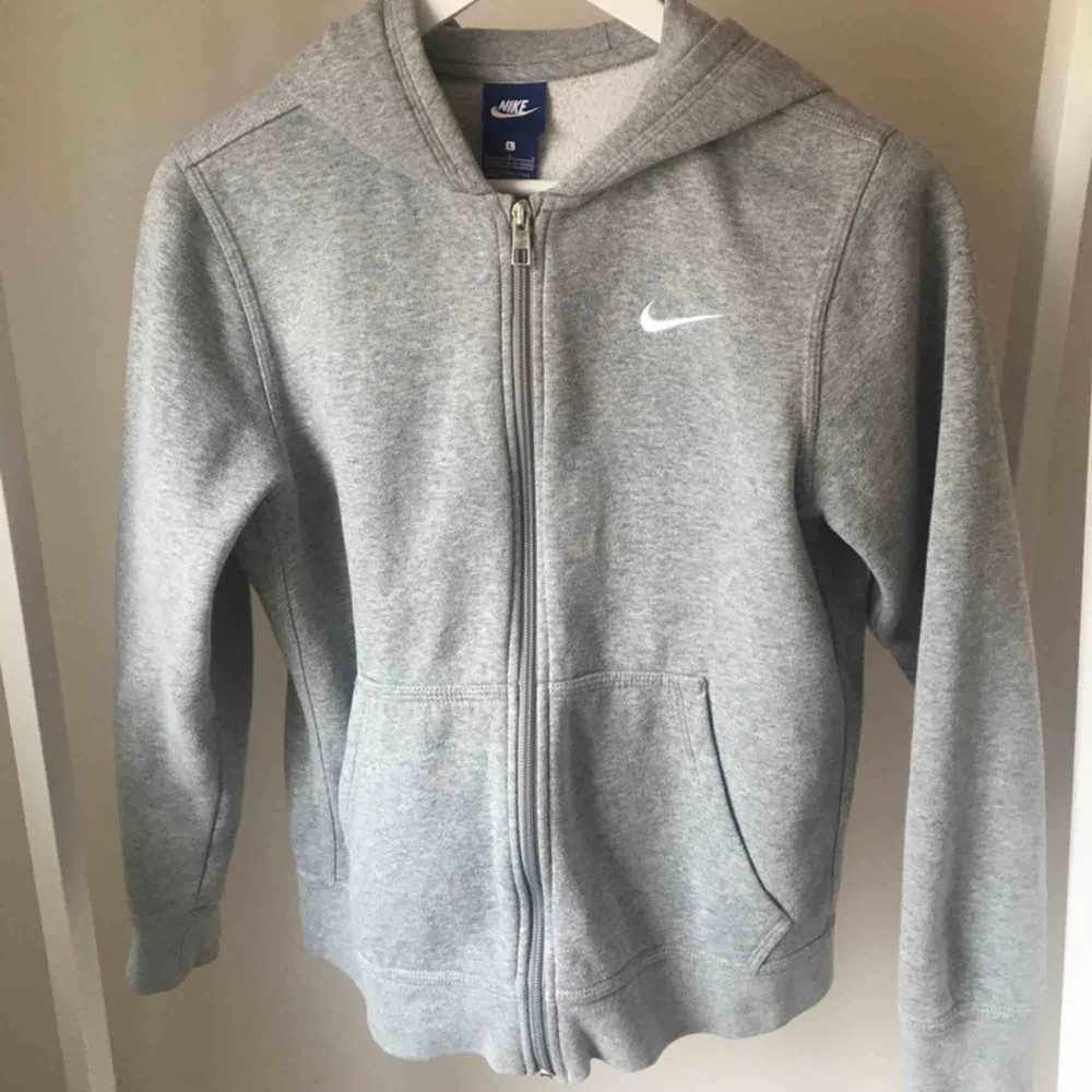 Grå hoodie från Nike Junior, Stl L. Frakten kostar 44 kr och ingår inte i priset. Nypris 499 kr. Hoodies.
