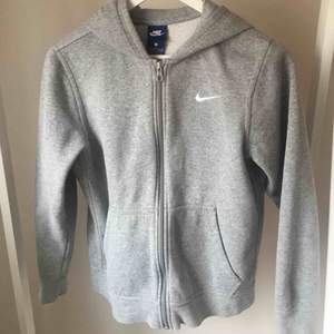 Grå hoodie från Nike Junior, Stl L. Frakten kostar 44 kr och ingår inte i priset. Nypris 499 kr