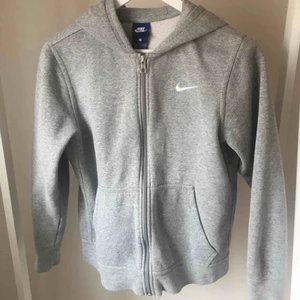  - Grå hoodie från Nike Junior, Stl L. Frakten kostar 44 kr och ingår inte i priset. Nypris 499 kr