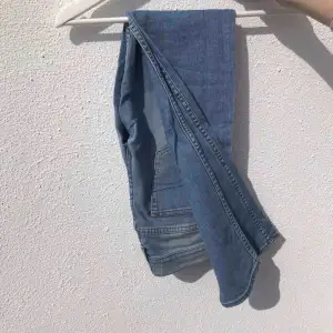 Snygga skinny jeans i en härlig ljusblå tvätt från Tiger of sweden. Modell: drop-out Använda fåtal gånger, bra skick.