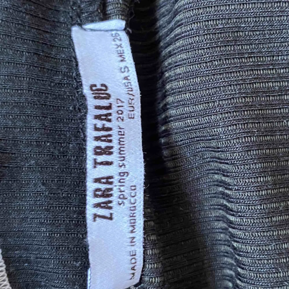 Snygg tröja från Zara 🖤🤍🖤🤍. Skjortor.