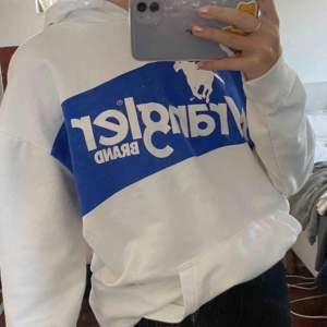 En snygg hoodie som passar S med. Lite större än vanliga hoodies.🤍💙🤍💙