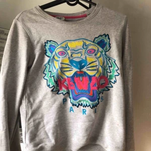  - Sparsamt använd tröja och i nyskick men inte mina färger tyvärr och kommer inte till användning.