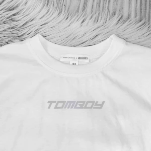  - Supersnygg ny topp från Fanny Lyckman x Missguided med tomboy tryck i reflex. Kan skicka bild på hur den ser ut med blixt om det önskas⚡️ (obs, den har en liten fläck på baksidan av ärmen som var där när jag köpte den) Frakt ingår i priset🌩