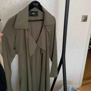  - En fin militärgrön trenchcoat, ägt den några år men använd kanske 2-3 gånger. nypris 500. 