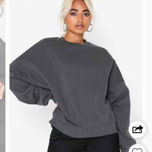Säljer denna snygga oversized sweatshirt från Nelly. Bara använd ett få antal gången och ser som ny ut. Säljer pga att den inte längre kommer till användning. Köparen står för frakt!💜