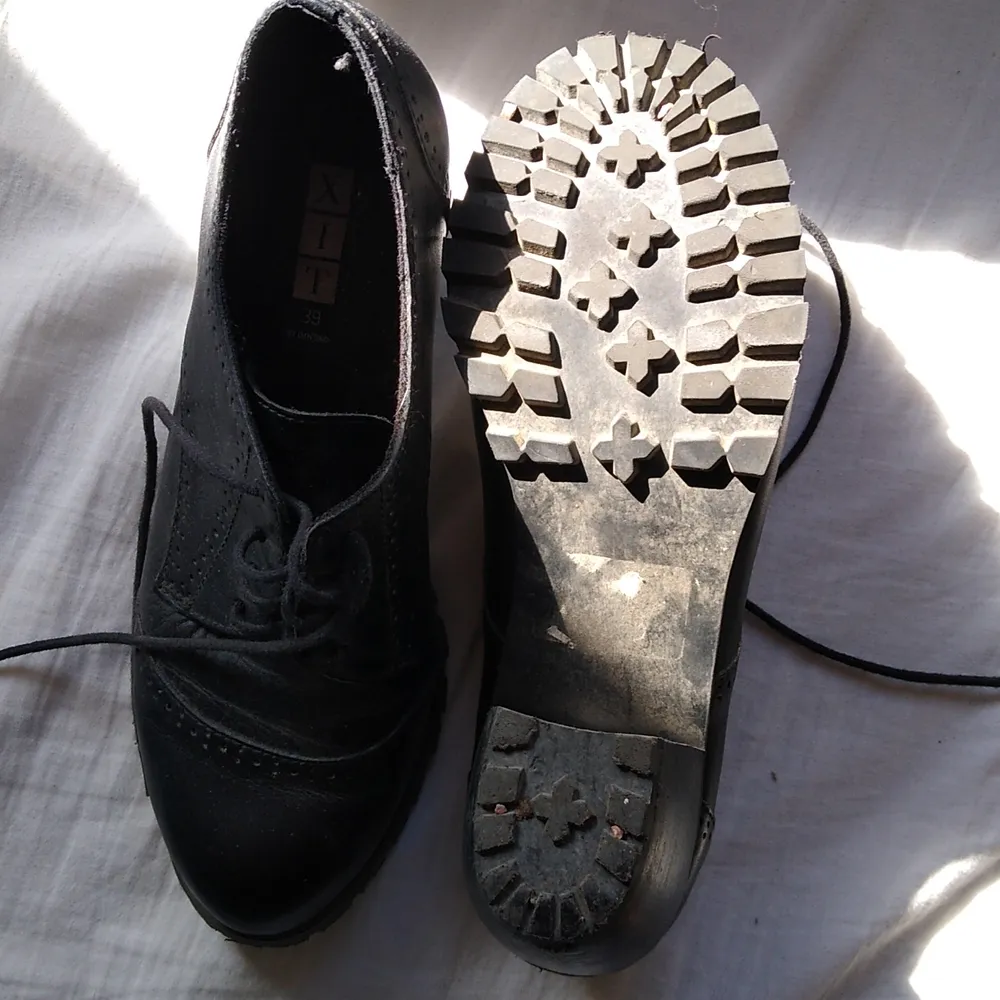 Fina svarta creepers skor i storlek 39, läderimitation, inköpta för ca 1 år sedan och bara använda ett fåtal gånger. Säljes för att de inte passar mitt fotvalv.. Skor.