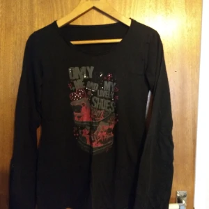 Långärmad med print - En väl använd långärmad tröja med print på skor och text "only me and my shoes", frakt ingår ej