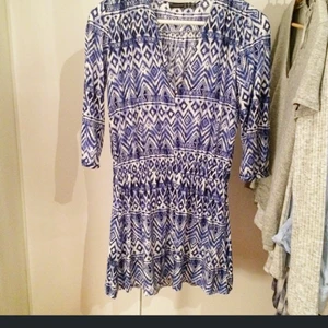  - Klänning eller tunika med resår på mitten. Köparen står för frakt. 