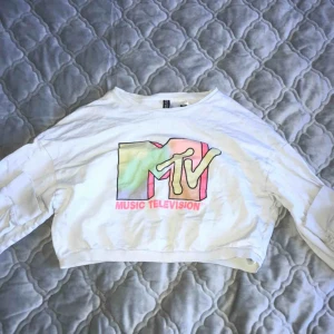  - Väldigt cool, croppad och långärmad tröja från H&M💕 Använd max fem gånger så den är i ganska bra skick Den är kortare än man tror Skriv för mer info🥰