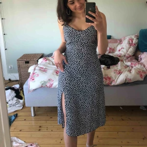  - Söt blommig klänning köpt på primark! Aldrig använt denna men är super fin nu till vår/ sommaren ✨ storlek 10 så passar bäst på 38/40