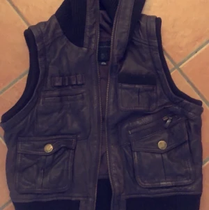 Brun Skinnväst Small  - Brun äkta skinn. Från mango.  Knappt använd