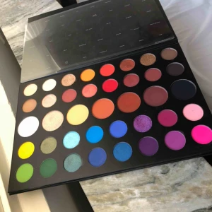 - James Charles x Morphe collab. Använt den ca 5 gånger och swatchat. Nypris ca 500kr m frakt till Sverige. 