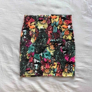  - Snygg tajt kjol från Gina Tricot. I fint skick! (Frakt tillkommer om den ska skickas)