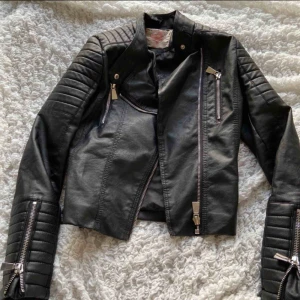  - Skinnjacka från CHIQUELLE. Original pris 699kr.  Säljer pga kommer ej till användning 😇 Tar swish