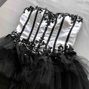  - Säljer min balklänning. Sjukt fin och handgjord om jag minns rätt. Den är lite skitig på insidan men uppenbarligen syns det inte när man har på sig den. (Frakt tillkommer om den ska skickas)