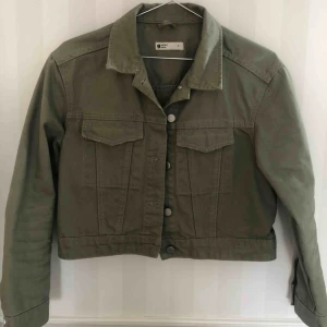  - Croppad militärgrön jeansjacka från Gina tricot. Använd men ser ut som ny. 60kr Frakt tillkommer 