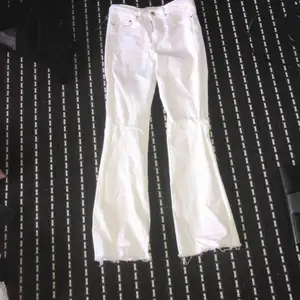 jätte fina vita bootcut jeans med slits vid knäskålen den är i jätte bra skick används bara 2 gånger den passar 150-155cm. frakt ingår ej