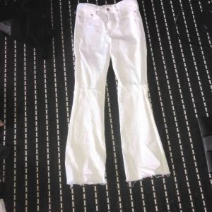 Bootcut jeans - jätte fina vita bootcut jeans med slits vid knäskålen den är i jätte bra skick används bara 2 gånger den passar 150-155cm. frakt ingår ej