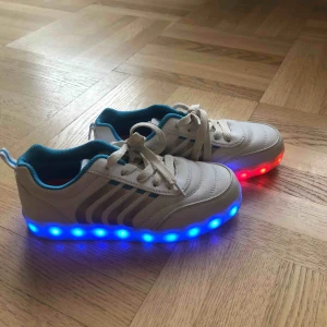 - Supercoola vita sneakers med ljus. Det går att ändra färg eller ha släckta. Säljs med tillhörande laddare.  Skicka meddelade för mer info eller bilder! 