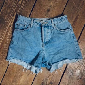  - Jeansshorts från Topshop. Höga i midjan. Säljer pga aaalldeles för små för mig nu 😰 Möts upp i centrala Sthlm annars tillkommer frakt 🌴