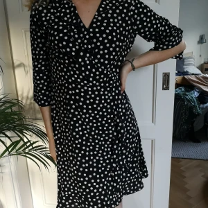 Söt sommarklänning - Söt prickig sommarklänning, nästan aldrig använd. Fin till klackar och jeansjackan. Modellen är 173 cm. Frakt står köparen för. 