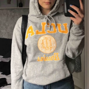  - Snygg hoodie från H&M! Den är rätt använd men fortfarande i fint skick, lite nopprig endast. Jag står för frakten och betalning sker via swish 🥰