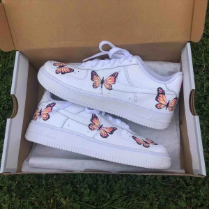  - Custom Nike air force 1 med rosa fjärilar 🤩 Skriv ett meddelande för att köpa! Går även att beställa egna designer. 💖 StainsCustoms på instagram! ⚡️⚡️