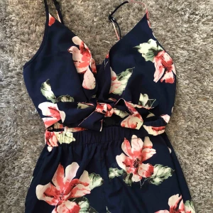 Suit  - Super söt och fin dress ifrån Zaful , Som är i nyskick💞 Frakt tillkommer