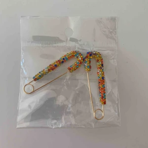  - Safety pin örhängen från Zend Details. Säljer pga aldrig använda, inte min stil. Ordinarie pris 199. Köpare står för frakt 11 kr!