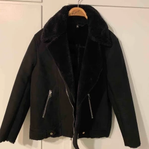  - Fodrad mockaimitation biker jacka från h&m. Sparsamt använd. 