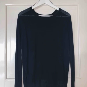 Marinblå luftig tröja från Zara - Snygg, lite tunnare tröja från Zara. Väldigt skönt och luftigt material. Fler bilder kan skickas, frakt tillkommer. 