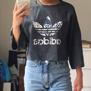 Adidas top - jätte fin tröja köpt i kina 2016💥💃🏽 säljer för att den har blivit för liten för mig😔💗  om plagget: Storlek:XS,  uk storlek: 32 min längd: 155cm (skulle passa ngn som e ca 150cm lång) pris: 120kr + 63kr frakt *fraktar 1-2 dagar efter köp)  *inga återköp 