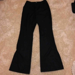  - Bootcut kostymbyxor från nakd i storlek s, köparen står för frakten 
