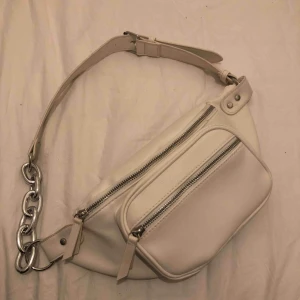  - En väska köpt från bershka. Använt kanske 1/2 gånger så alltså nästan helt ny. Priset kan diskuteras😇🙏🏽