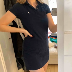  - Assnygg och skön mörkblå klänning från Ralph Lauren. Nypris ca 1500kr men kommer inte till användning så säljer för 200kr 💙 